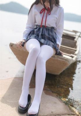 美女裸露双乳给男生吃_蓝光在线观看